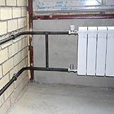 Установка батареи отопления боковой схемой подключения в квартире с применением газосварки