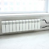 Монтаж алюминиевого радиатора отопления с низким межосевом расстоянием и регулировочным вентилем