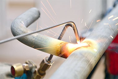 Разводка стальных труб системы отопления со сваркой